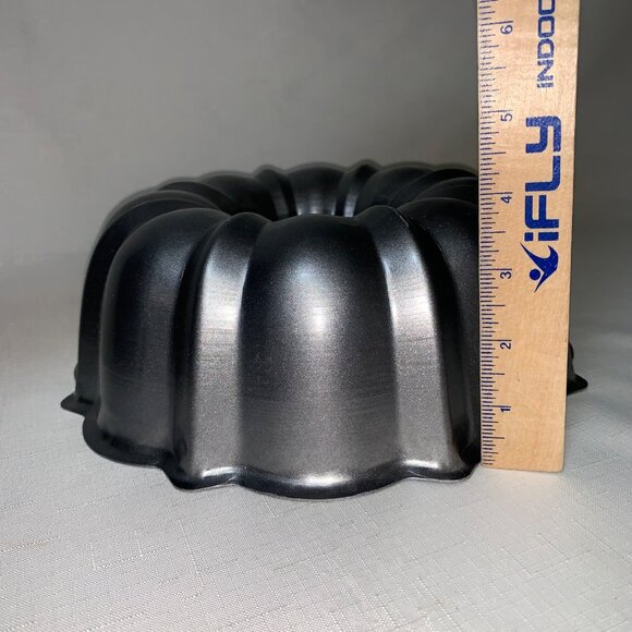 Nordic Ware Cast Aluminum Bundt Pan 10 Cup Capacity Nonstick Coating Baking XMas - Picture 5 of 7